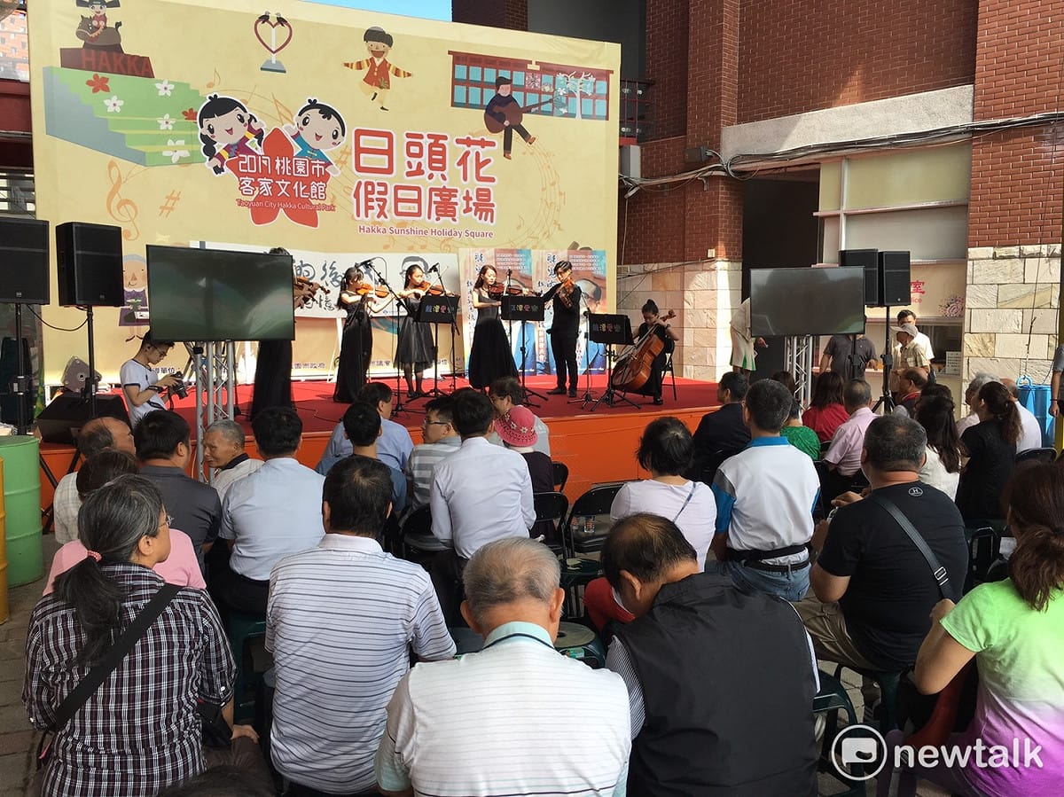 今(7)日於桃園市客家文化館的日頭花廣場，舉行「賭鬼的後代—顛覆朝廷的魏廷朝」影像特展開幕儀式。 圖：攝影者邱萬興提供