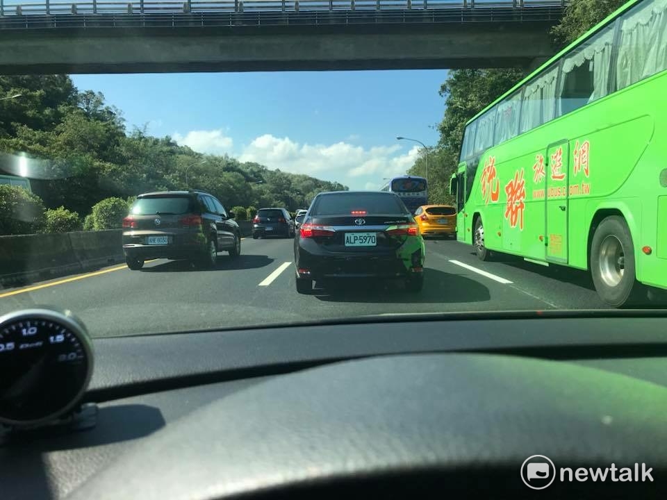 有民眾9:10就從新竹光復路上國道一號，開了30分鐘還卡在車陣中離頭份12公里處，面對這種車潮直呼「太誇張」。用路人出發前真的得考慮是否要用替代道路節省時間。 圖：民眾獨家提供