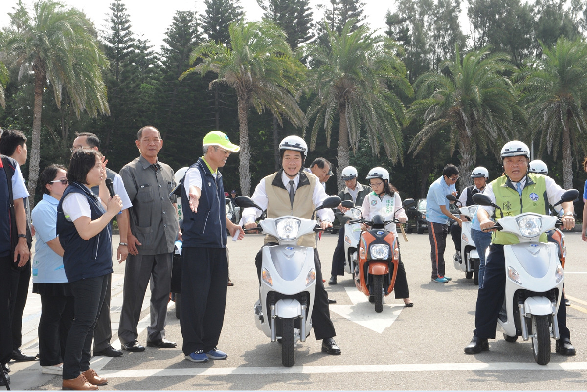 賴清德實地體驗騎乘電動機車，對於電動機車的效能及靜音等特性，表示肯定。 圖：行政院/提供