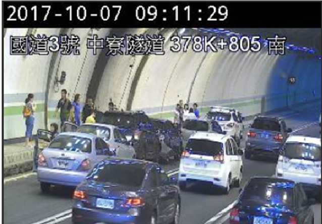 國3南下378.8K，6小客車追撞，回堵6公里。 圖：高公局提供
