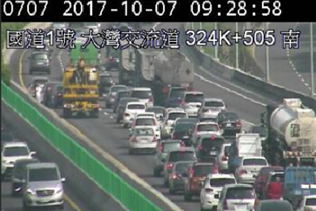 國1北上324K，3小客車追撞，回堵5公里。 圖：高公局提供