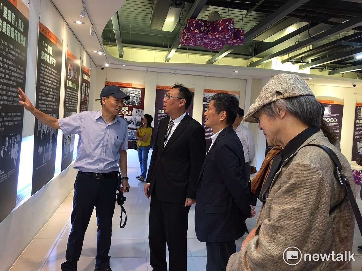 「賭鬼的後代—顛覆朝廷的魏廷朝影像特展，今(7)日上午於桃園市客家文化館展出。第一場展覽期間為10月7日至10月15日。客委會主委李永得（右2）、桃園航空城機場公司董事長黃適卓蒞臨參觀。邱萬興（左1）導覽。 圖：攝影者邱萬興提供