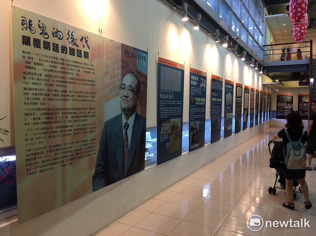 「賭鬼的後代—顛覆朝廷的魏廷朝」影像特展，今(7)日上午至10月15日，在桃園市客家文化館A3特展室展出。第二場在桃園市文化局一樓大廳展出。魏廷朝為桃園市龍潭人。 圖：攝影者邱萬興提供
