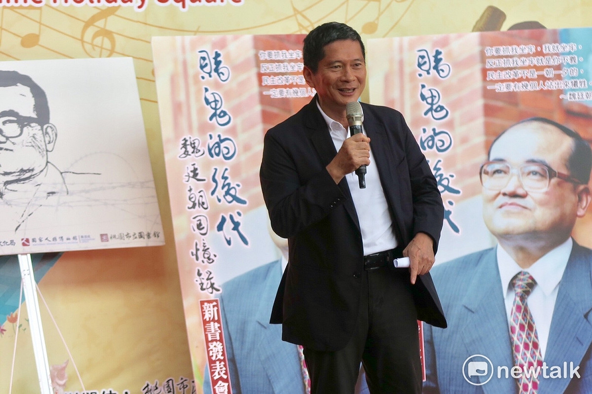 「賭鬼的後代—顛覆朝廷的魏廷朝」影像特展，今(7)日上午至10月15日，在桃園市客家文化館A3特展室展出。第二場在桃園市文化局一樓大廳展出。魏廷朝為桃園市龍潭人。客委會主委李永得致詞。 圖：攝影者邱萬興提供