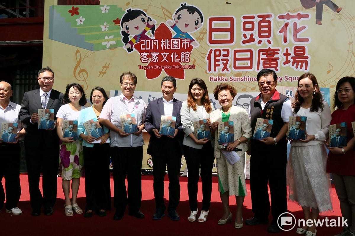 「賭鬼的後代—顛覆朝廷的魏廷朝」影像特展，今(7)日上午至10月15日，在桃園市客家文化館A3特展室展出。第二場在桃園市文化局一樓大廳展出。魏廷朝為桃園市龍潭人。客委會主委李永得、桃園市副市長游建華、桃園市文化局長莊秀美出席。 圖：攝影者邱萬興提供