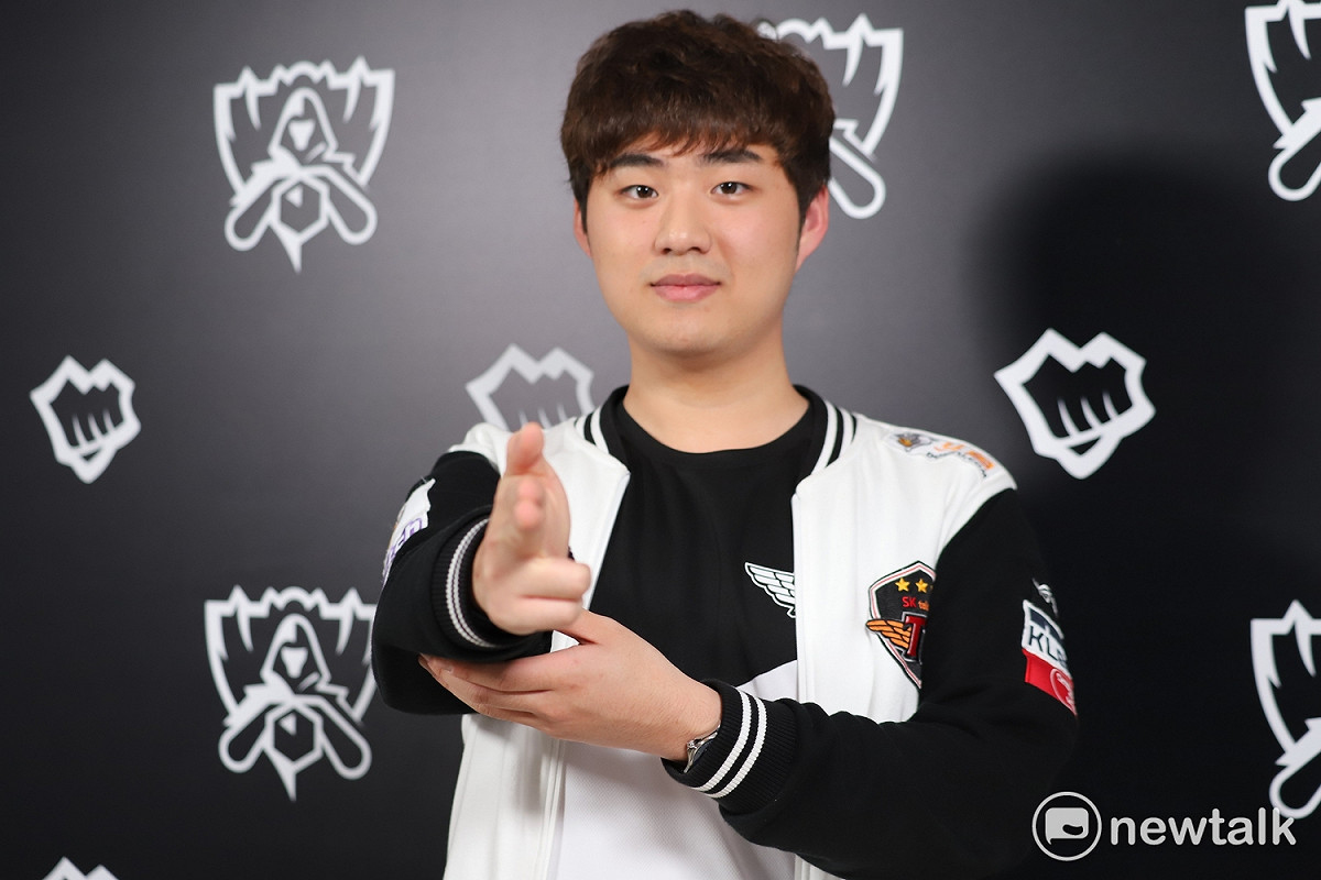 昨（6）日SKT奇蹟逆轉拿下EDG，賽後AD選手Bang接受專訪。 圖：蔡幸秀/攝影