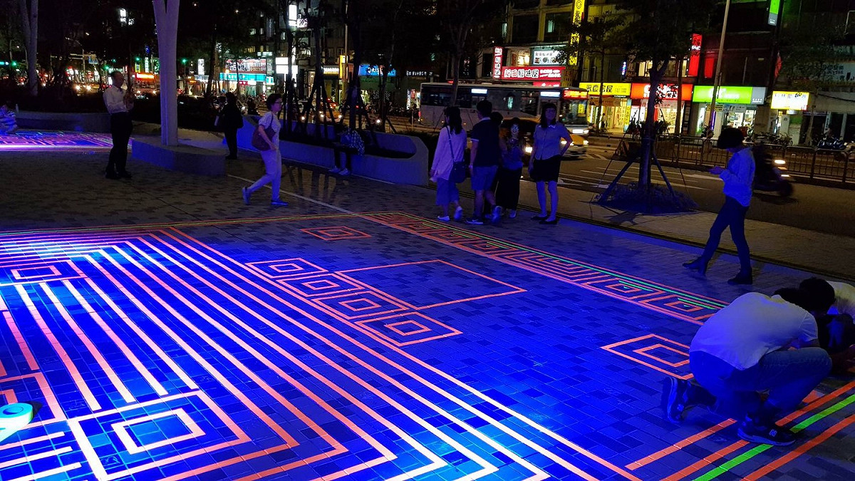 台電大樓今晚響應2017白晝之夜，由義大利藝術家打造的夜光「魔毯廣場」作品是亞洲首次展出，現場也將配上默劇及鋼琴表演，台電也特別爭取活動後保留一週供民眾一同踏上這片夜光魔毯。 圖：台電提供