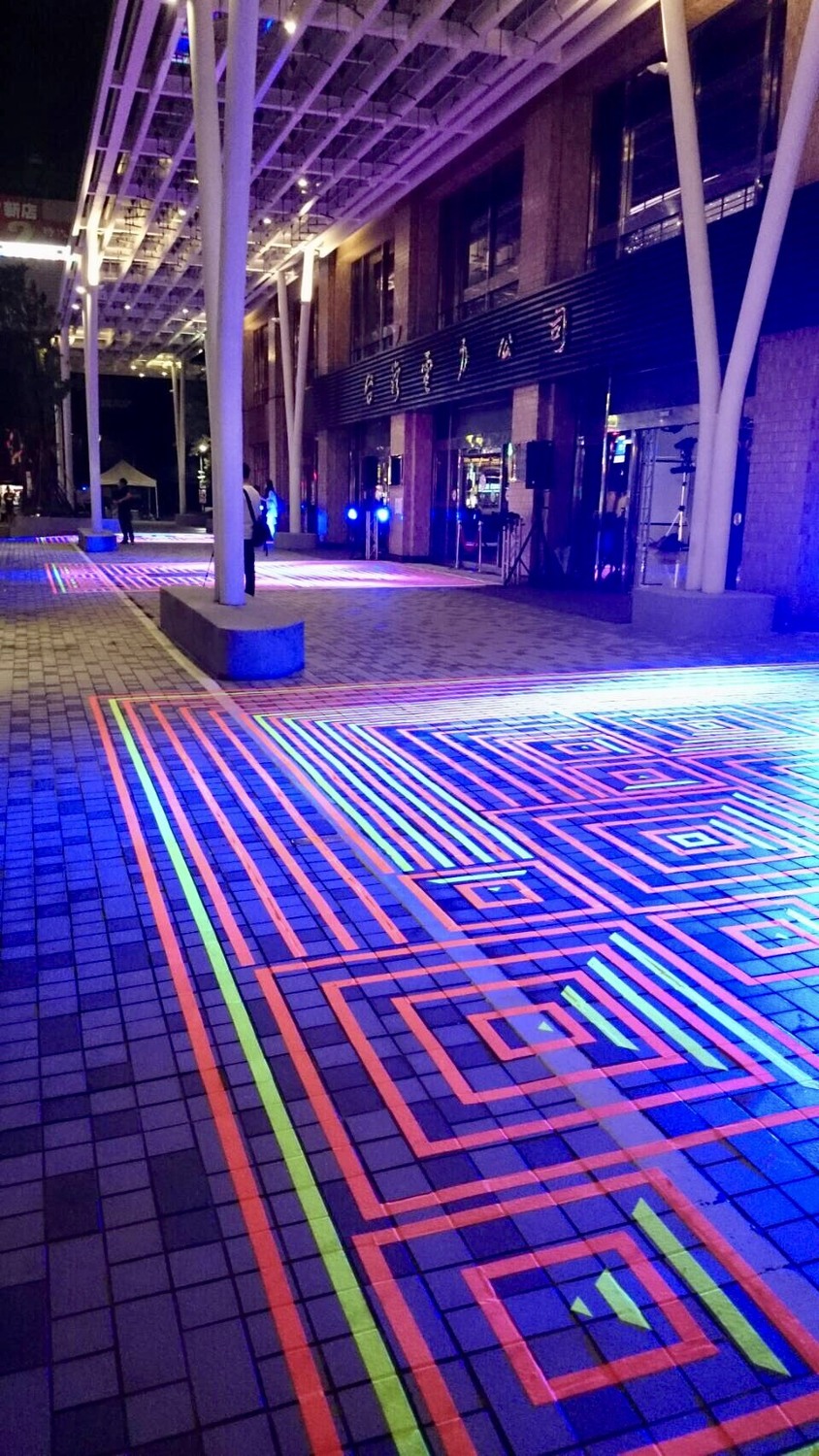 台電大樓今晚響應北市府2017白晝之夜，由義大利藝術家用大型幾何夜光地毯圖騰化身置身如魔幻世界的「魔毯廣場」。 圖：台電提供