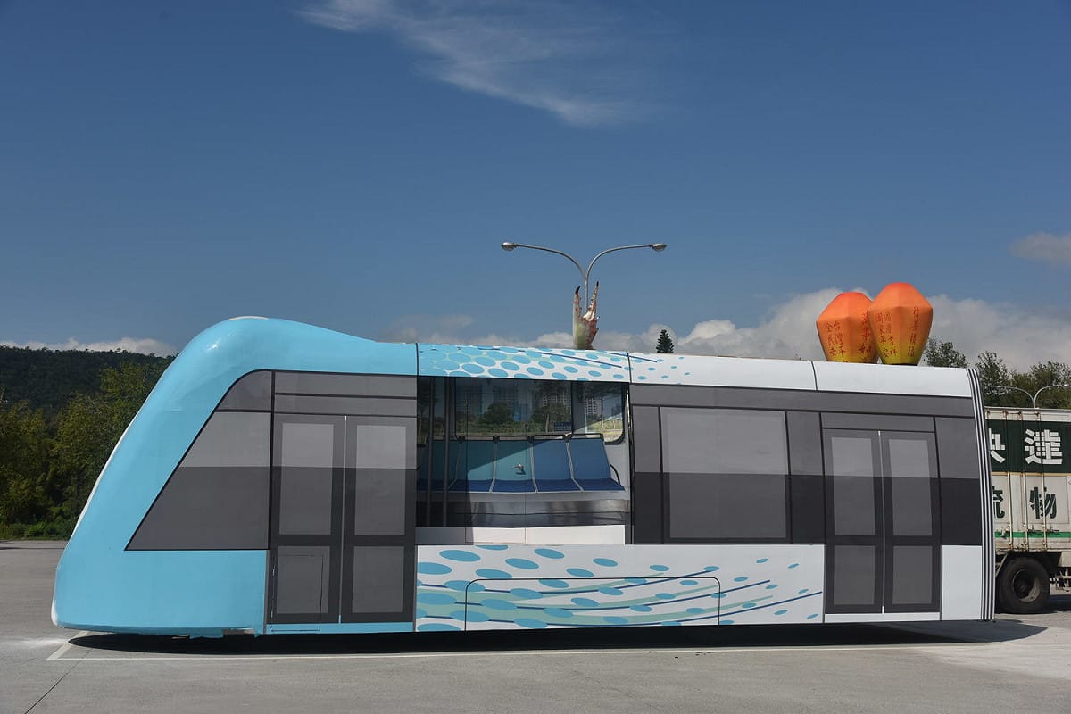新北市國慶花車以淡海輕軌列車「行武者號」為造型，上面還有萬里蟹及平溪天燈等城市意象。 圖：新北市民政局/提供