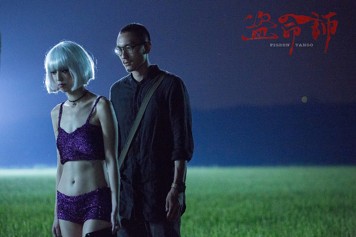犯罪懸疑電影《盜命師》，陳庭妮(左)飾演的金芭比，角色的設定，在台灣其實經常可見，台灣是個移民結構與社會階層快速變動的社會。因為著任何可能的家庭因素，年輕叛逆而離家少女，要在台灣社會謀求生存並非難事，只是選擇不同與各憑本事。
 圖：翻攝自盜命師臉書