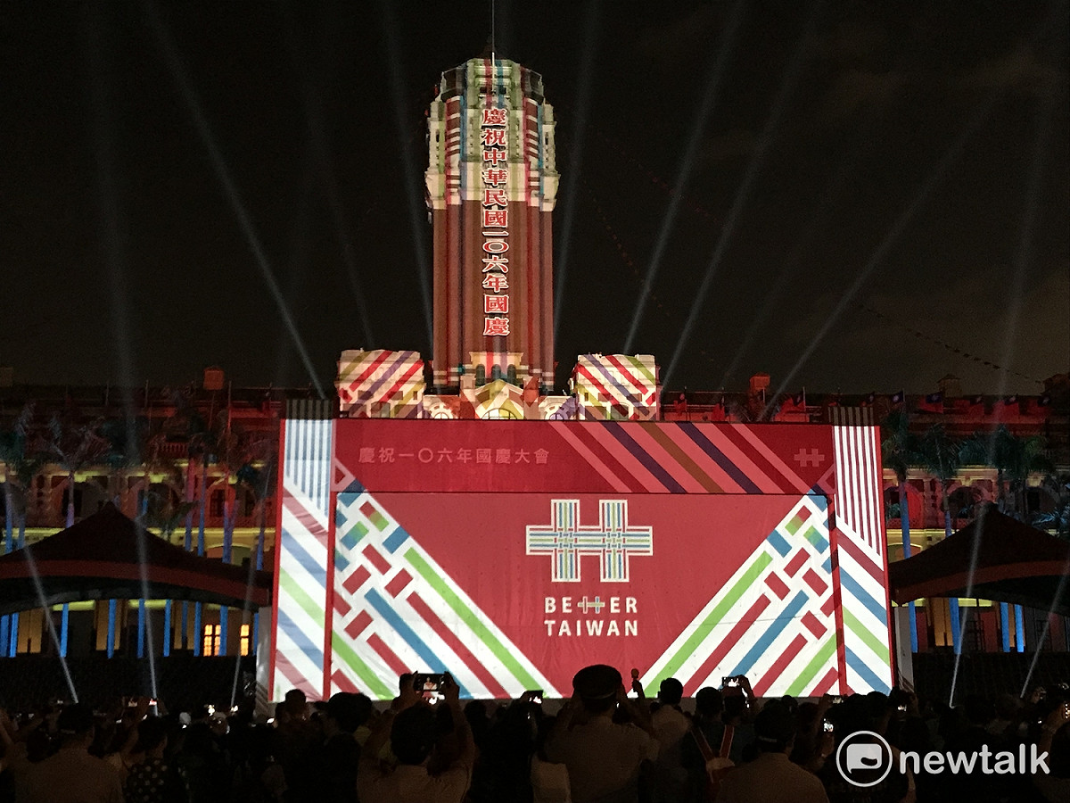 中華民國2017年國慶活動，總統府於今（7）日起到雙十國慶日當天皆安排一系列活動，最特殊的就是今晚7時在總統府前廣場舉行的「2017台北白晝之夜」與國慶光雕表演，光雕點燈儀式總統府光雕秀。 圖：周煊惠 / 攝