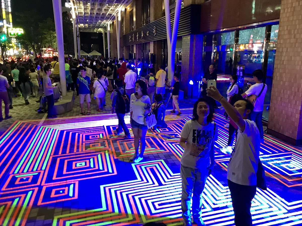 白晝之夜開幕，台電「夜光魔毯廣場」成為民眾自拍打卡新景點。 圖：台電公司提供