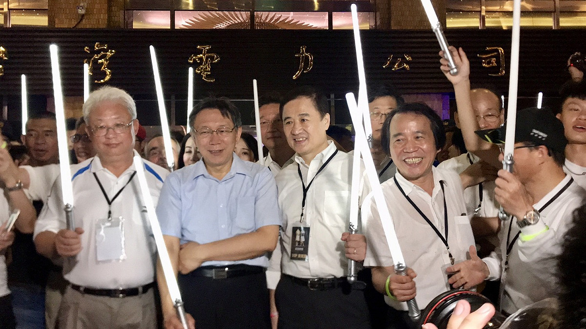 白晝之夜開幕，台北市長柯文哲踩街至台電大樓，與台電董事長朱文成共同以光棒點亮白晝之夜，台電以回收路燈打造的公共藝術日光域也打出白晝之夜「Nuit Blanche」法文活動名稱。 圖：台電公司提供