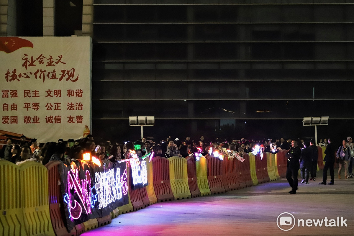 比賽結束後，場外有許多粉絲在職業隊伍隊車會經過的地方等待，在車還沒開來之前，便舉著燈牌與應援物品吶喊。 圖：蔡幸秀/攝影