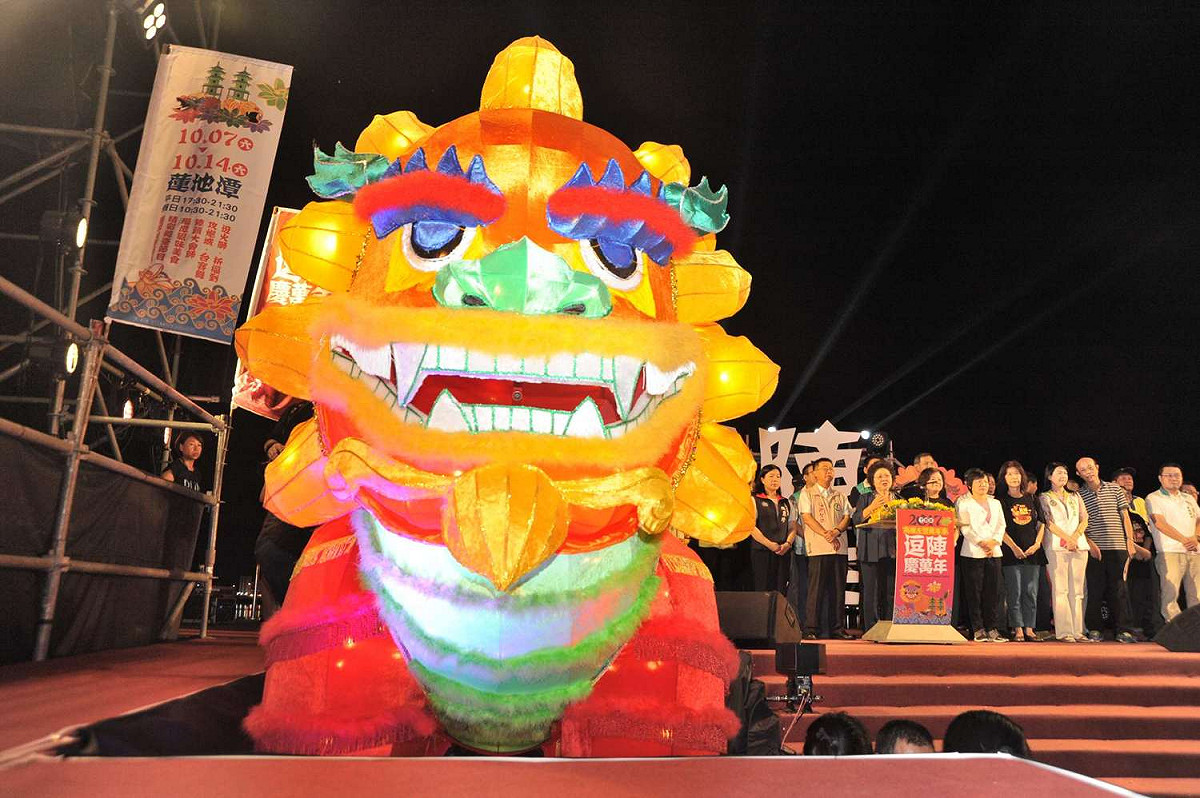 高雄市長陳菊今(7)晚間為火獅點睛開光，啟動為期8天至10月14日(六)的左營萬年季的「萬年迓火獅」。 圖:高雄市政府提供