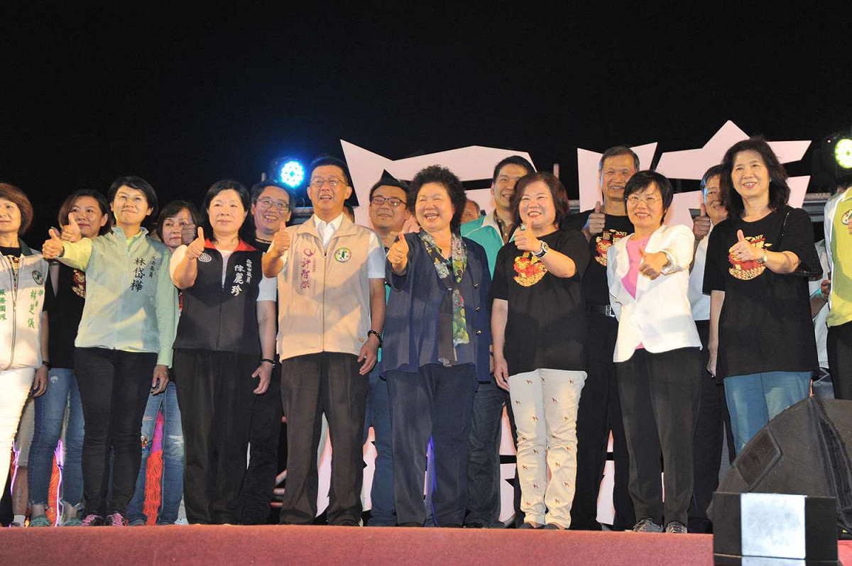高雄市長陳菊今(7)晚間為火獅點睛開光，啟動為期8天至10月14日(六)的左營萬年季的「萬年迓火獅」。 圖:高雄市政府提供