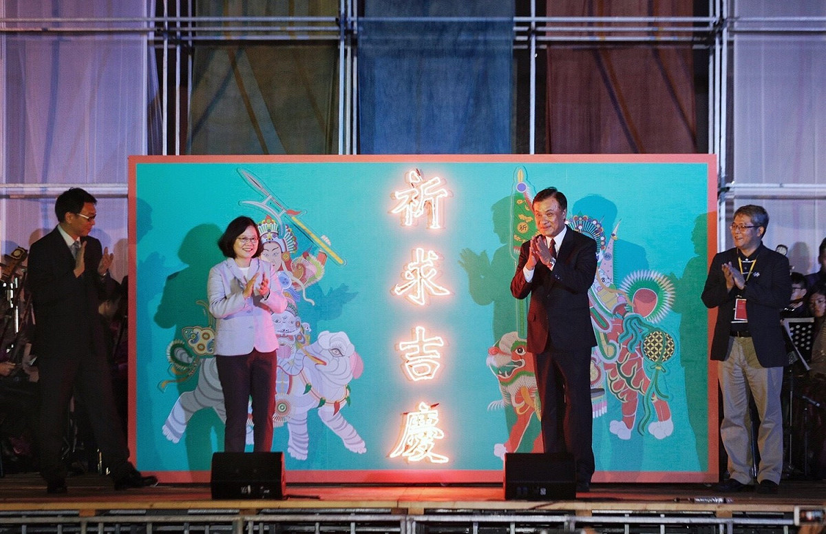 中華民國2017年國慶活動，總統府於今（7）日起到雙十國慶日當天皆安排一系列活動，最特殊的就是今晚7時在總統府前廣場舉行的「2017台北白晝之夜」與國慶光雕表演，光雕點燈儀式 圖：總統府/提供