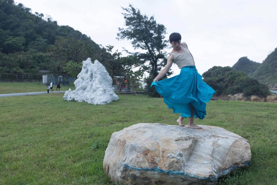 2017基隆潮藝術開幕活動今(7)日下午在和平島公園登場，7組國內外藝術家的環境裝置藝術的作品設置，包括台灣與德國藝術家組合RARA的《The Rock Nobody Could Lift(不可承受之輕)》、台灣藝術家林正偉使用鏡面不鏽鋼以及輪軸製作的3隻體態優雅的水鳥《悠悠》、張博傑以反向塗鴉手法製作的《符碼記憶/基隆》、來自義大利的Rudi Punzo 的《SYNAPSES(神經元)》、波蘭藝術家Mariuzs Soltysilk的作品《HOUSE(房子)》、菲律賓藝術家Lesley-Anne Cao作品《Untiled(When the cup) (無題 當杯子)》、來自日本的齊藤幹男Mikio Saito的《Milk Fish under the Milky Way(銀河下的牛奶魚)》等，