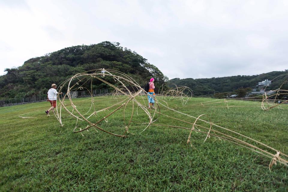 2017基隆潮藝術開幕活動今(7)日下午在和平島公園登場，7組國內外藝術家的環境裝置藝術的作品設置，包括台灣與德國藝術家組合RARA的《The Rock Nobody Could Lift(不可承受之輕)》、台灣藝術家林正偉使用鏡面不鏽鋼以及輪軸製作的3隻體態優雅的水鳥《悠悠》、張博傑以反向塗鴉手法製作的《符碼記憶/基隆》、來自義大利的Rudi Punzo 的《SYNAPSES(神經元)》、波蘭藝術家Mariuzs Soltysilk的作品《HOUSE(房子)》、菲律賓藝術家Lesley-Anne Cao作品《Untiled(When the cup) (無題 當杯子)》、來自日本的齊藤幹男Mikio Saito的《Milk Fish under the Milky Way(銀河下的牛奶魚)》等， 圖:基隆市府提供