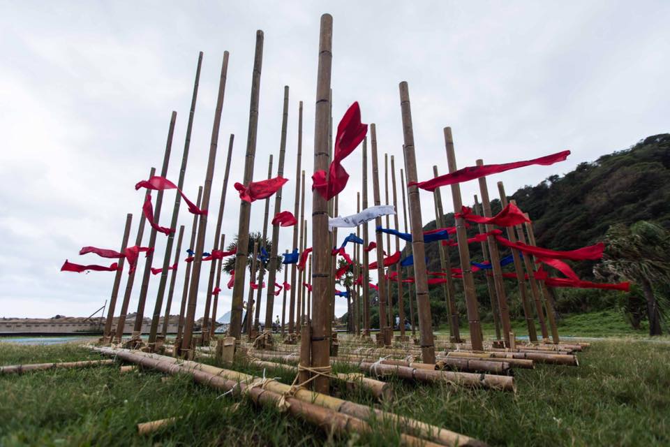 2017基隆潮藝術開幕活動今(7)日下午在和平島公園登場，和平7組國內外藝術家的環境裝置藝術的作品設置，包括台灣與德國藝術家組合RARA的《The Rock Nobody Could Lift(不可承受之輕)》、台灣藝術家林正偉使用鏡面不鏽鋼以及輪軸製作的3隻體態優雅的水鳥《悠悠》、張博傑以反向塗鴉手法製作的《符碼記憶/基隆》、來自義大利的Rudi Punzo 的《SYNAPSES(神經元)》、波蘭藝術家Mariuzs Soltysilk的作品《HOUSE(房子)》、菲律賓藝術家Lesley-Anne Cao作品《Untiled(When the cup) (無題 當杯子)》、來自日本的齊藤幹男Mikio Saito的《Milk Fish under the Milky Way(銀河下的牛奶魚)》等， 圖:基隆市府提供
