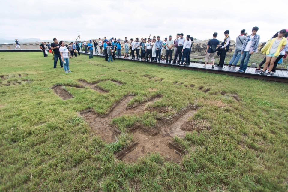 2017基隆潮藝術開幕活動今(7)日下午在和平島公園登場，和平7組國內外藝術家的環境裝置藝術的作品設置，包括台灣與德國藝術家組合RARA的《The Rock Nobody Could Lift(不可承受之輕)》、台灣藝術家林正偉使用鏡面不鏽鋼以及輪軸製作的3隻體態優雅的水鳥《悠悠》、張博傑以反向塗鴉手法製作的《符碼記憶/基隆》、來自義大利的Rudi Punzo 的《SYNAPSES(神經元)》、波蘭藝術家Mariuzs Soltysilk的作品《HOUSE(房子)》、菲律賓藝術家Lesley-Anne Cao作品《Untiled(When the cup) (無題 當杯子)》、來自日本的齊藤幹男Mikio Saito的《Milk Fish under the Milky Way(銀河下的牛奶魚)》等， 圖:基隆市府提供