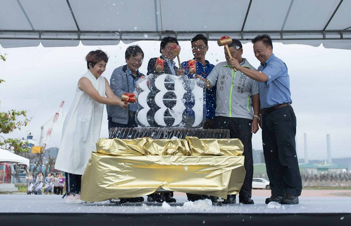 2017基隆潮藝術開幕活動今(7)日下午在和平島公園登場，和平島公園山海相連的景致，吸引藝術家爭相選擇於此地創作，今年共有台灣藝術家林正偉水鳥《悠悠》等共7組國內外藝術家的環境裝置藝術的作品設置。 圖:基隆市府提供