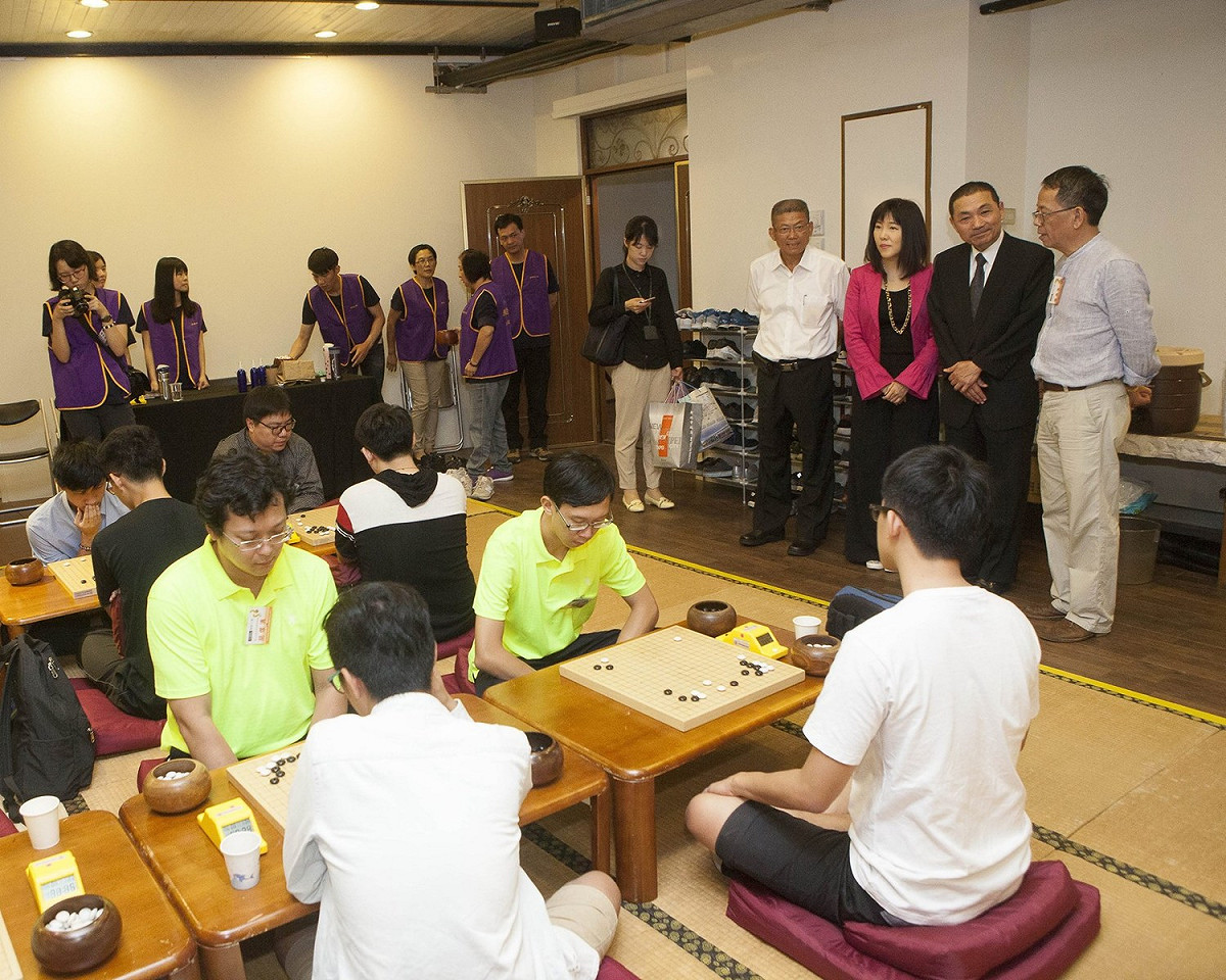 第九屆「佛乘盃」圍棋大賽，10月7日下午於淡水緣道觀音廟隆重登場，並展開一連3天的激烈賽事。新北市副市長侯友宜更蒞臨會場，為所有的棋手加油打氣。 圖:佛乘盃圍棋大賽提供