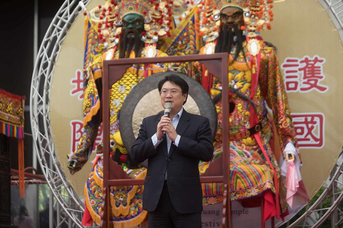 基隆護國城隍廟慶祝安座200年，今(7)日與來自全國各縣市的城隍爺一同展開日巡遶境，基隆市長林右昌參與開鑼儀式。