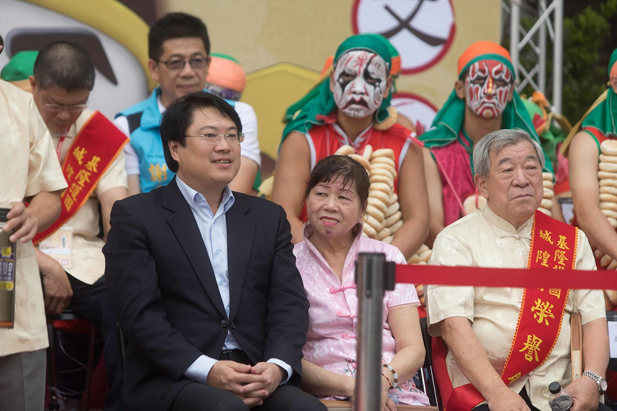 基隆護國城隍廟慶祝安座200年，今(7)日與來自全國各縣市的城隍爺一同展開日巡遶境，基隆市長林右昌參與開鑼儀式。