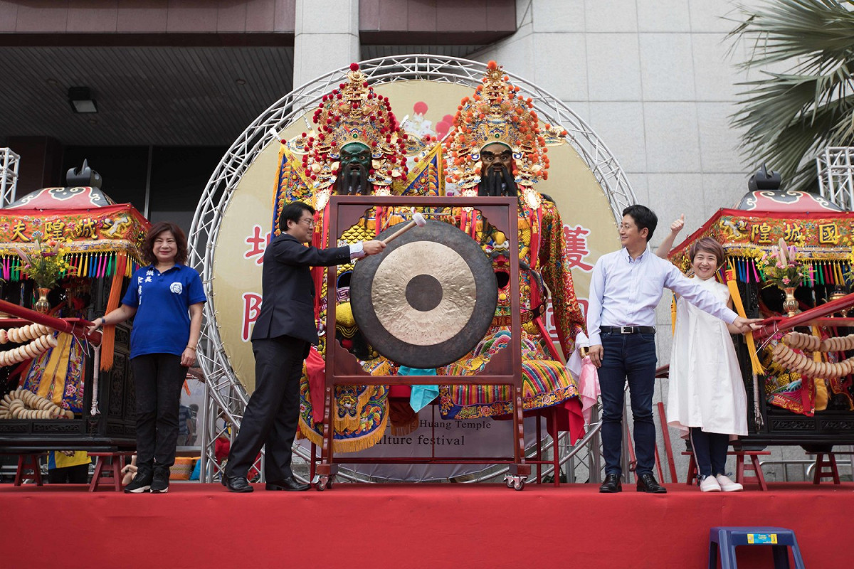 基隆護國城隍廟慶祝安座200年，今(7)日與來自全國各縣市的城隍爺一同展開日巡遶境，基隆市長林右昌參與開鑼儀式。