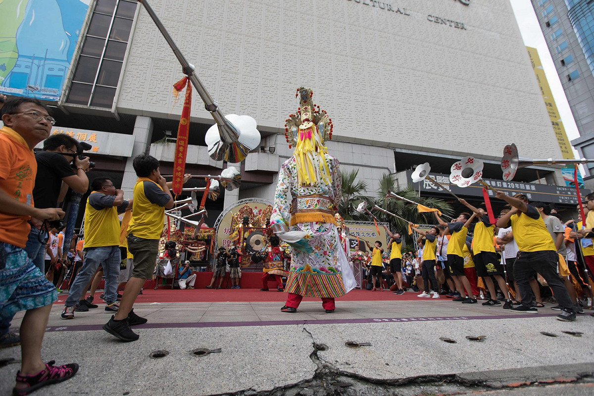 基隆護國城隍廟慶祝安座200年，今(7)日與來自全國各縣市的城隍爺一同展開日巡遶境。