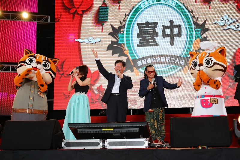 慶祝台中晉升第二大城，台中市府新聞局今(7)晚在豐原體育場，以「千人辦桌」結合演場會方式，分享台中作為宜居城市的歡喜心情。由名廚阿基師以台中在地特色食材與花卉所設計的佳餚精采登場。 圖:台中市府提供
