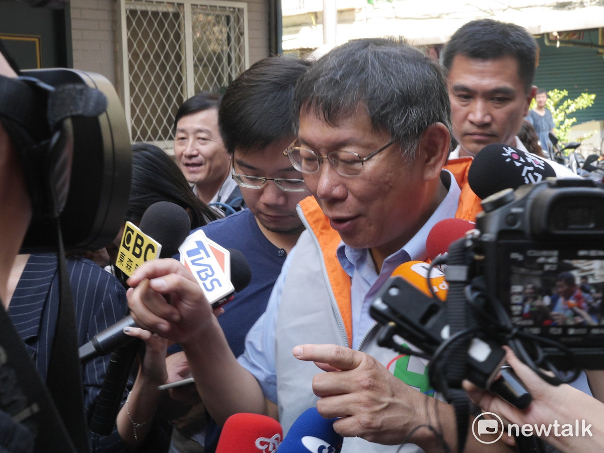 台北市長柯文哲搭車前往中山區晴光市場探望鄭阿嬤。 圖：趙婉淳/攝