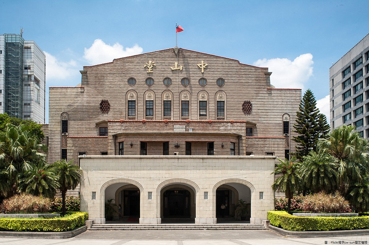 中山堂在過去歲月裡，經常是政府接待外賓的場所，美國前總統尼克森、韓國前大統領李承晚、越南前總統吳廷延、菲律賓前總統賈西亞、伊朗前國王巴勒維等外國元首訪台，都曾踏進中山堂舉行國宴。 圖：Flickr提供cw sun開放權限
