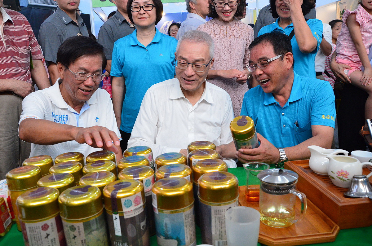 吳敦義與林明溱和現場人員一同品茶。 圖 : 南投縣政府/提供