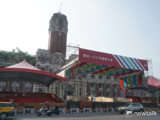 今年雙十國慶主視覺，從象徵過去外來侵略者的紅底藍白三色，改成源自台灣傳統藺草編織「かぎ」（茄芷袋，或稱加薦仔）的紅藍綠三原色。 圖：新頭殼資料照片
