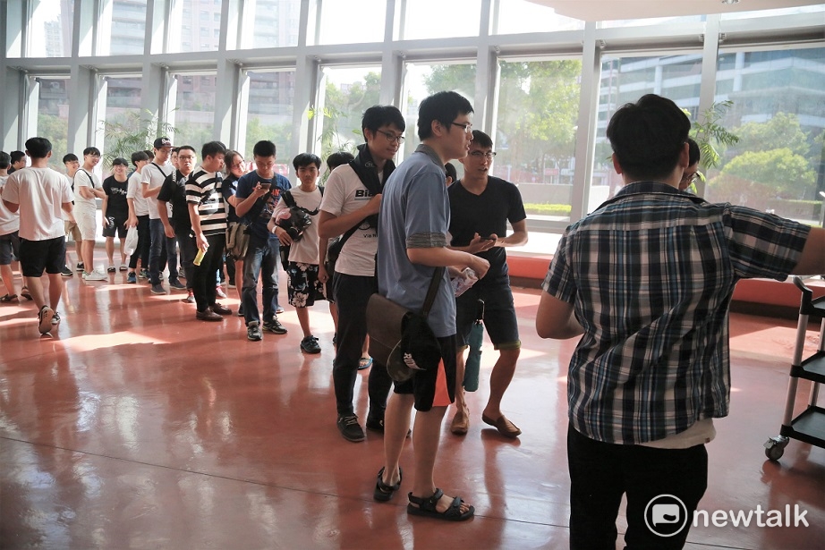 開場前觀眾排隊等待活動開始。 圖：朱泓任/攝