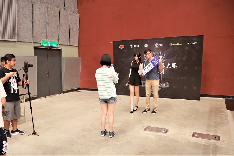 本次活動主持人瑞咪，粉絲爭相與其合照。 圖：朱泓任/攝