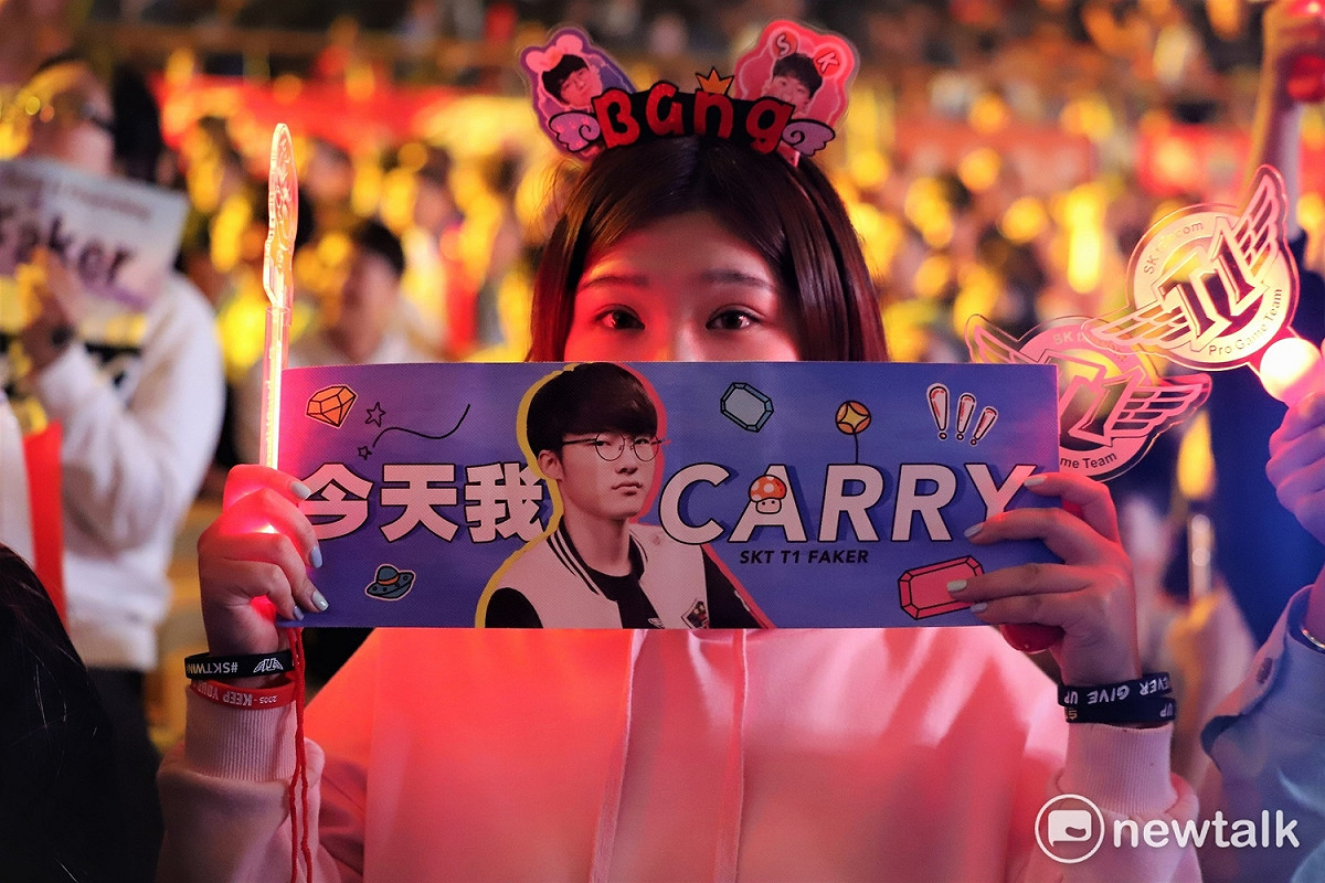 在武漢《英雄聯盟》世界大賽的比賽現場有許多女孩兒來到此地為選手應援。 圖：蔡幸秀/攝