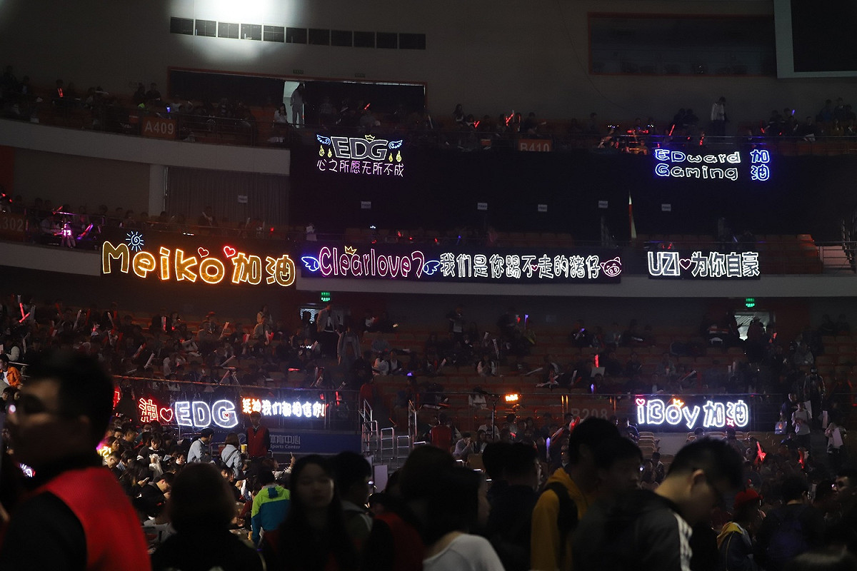 比賽現場處處可以見到應援燈牌。 圖：蔡幸秀/攝
