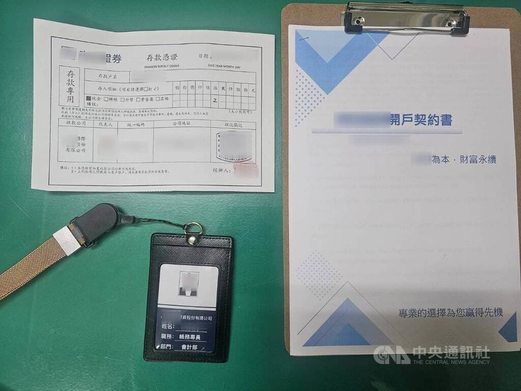 台中市警察局第六分局15日說明，在網路巡邏看到股票投資廣告，便化身投資新手加入社團，並將前來取款的女車手查獲到案，查扣相關識別證、契約書等證物。（翻攝照片）中央社記者郝雪卿傳真  114年10月15日