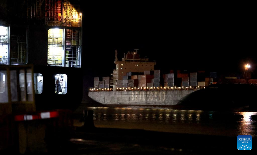 中國至歐洲首條北極貨櫃快線的首艘貨輪「伊斯坦堡橋號（Istanbul Bridge）」13日抵達英國東部費利克斯托港。 圖：翻攝陸網/新華網