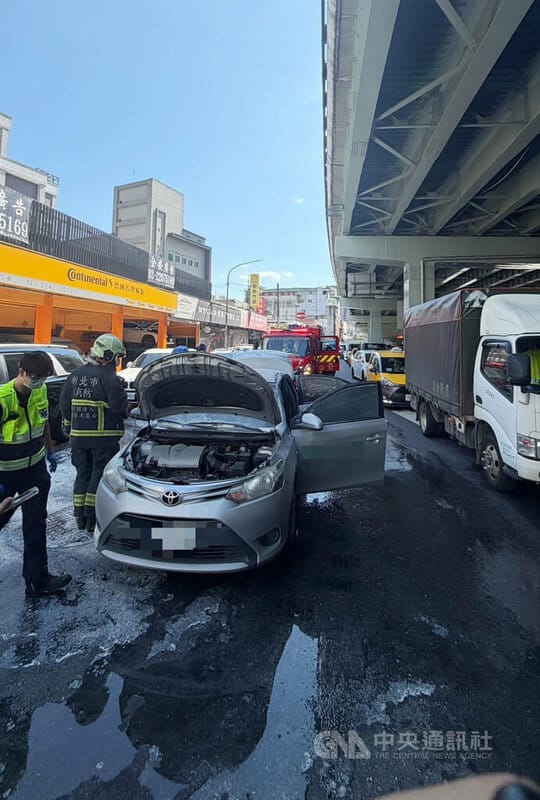 新北市中和區15日中午發生火燒車，經調查是汽車與機車發生行車糾紛，騎士不滿便往汽車內丟擲鞭炮引發火勢，隨後逃逸；警消人員獲報到場將火勢撲滅。（翻攝照片）中央社記者曹亞沿傳真　114年10月15日