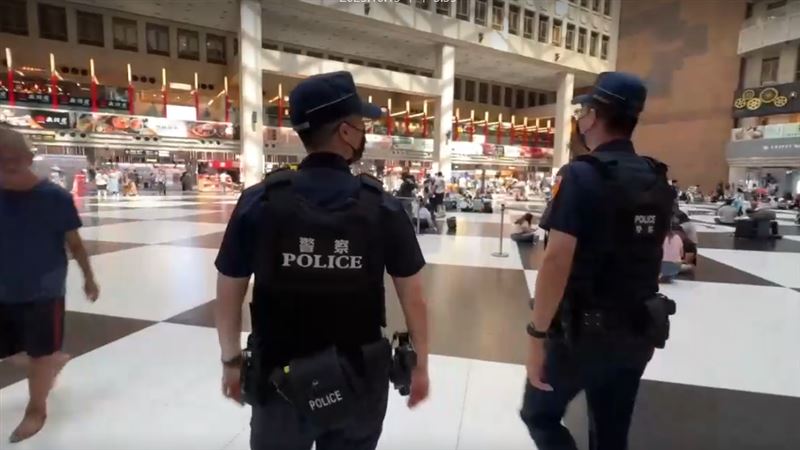 台北車站大廳已有員警巡邏。 圖：翻攝畫面