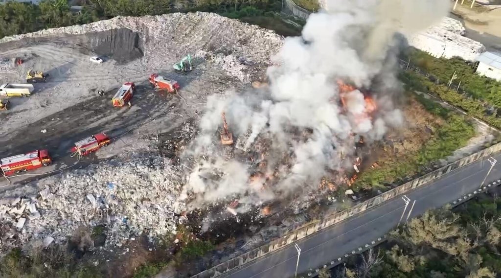 台南市安南區城西掩埋場15日下午發生火警，濃煙直衝天際，消防局獲報立刻派出人車馳援，目前暫未傳出人員受困或傷亡。（台南市消防局提供）中央社記者張榮祥台南傳真 114年10月15日
