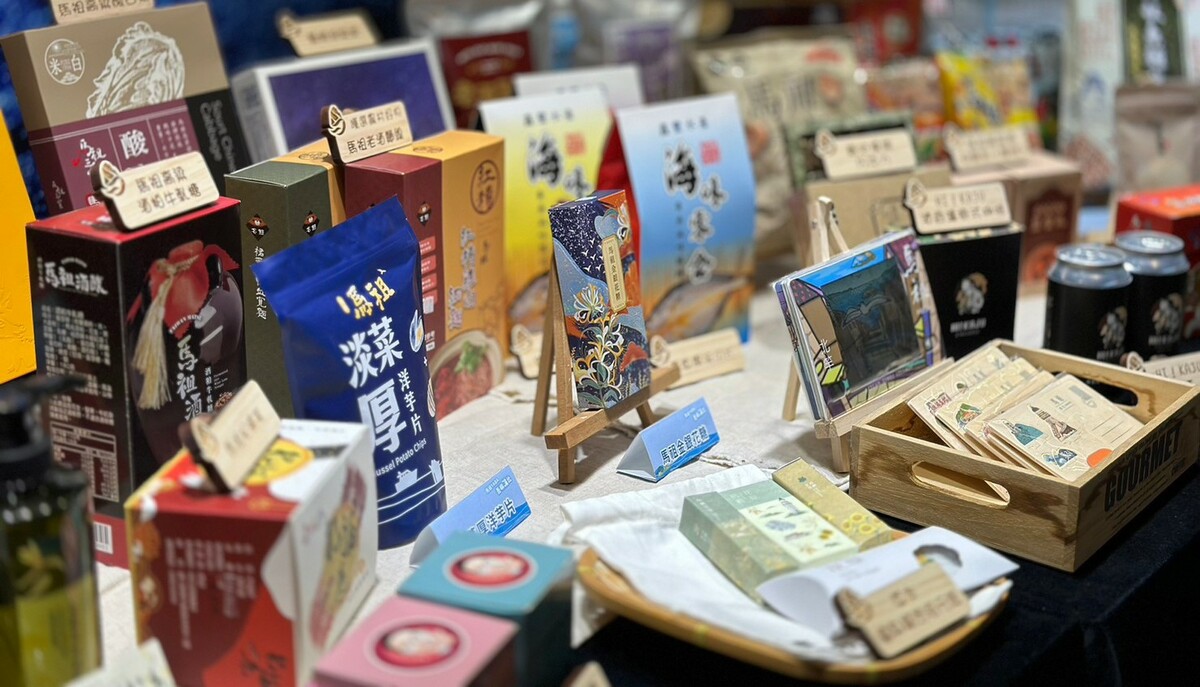 「島與城的美味對話：馬祖×高雄」展售會結合紅糟肉醬、金銀花葉麵、老酒香腸、福拌麵、海藻點心、酒香咖啡等特色商品。 圖：麗尊酒店集團/提供