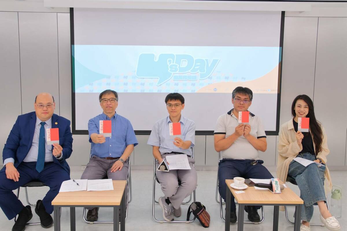 Y’s Day「週三青年日」15日晚上舉辦第127場「從「中國夢」到「一帶一路」揭開中國的紅色濾鏡」。舞台上由左至右依序為林穎佑、陳俐甫、陳方隅、王國臣、陳璽安。 圖：Y’s Day「週三青年日」提供