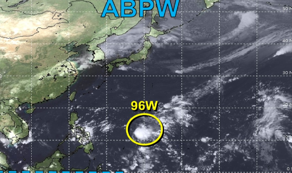 18日晚間開始，第1波帶有冷空氣的「東北季風」將南下，且19日起會與風神颱風外圍環流輻合產生共伴效應，北部和東半部將會有明顯降雨、降溫。 圖：取自JTWC