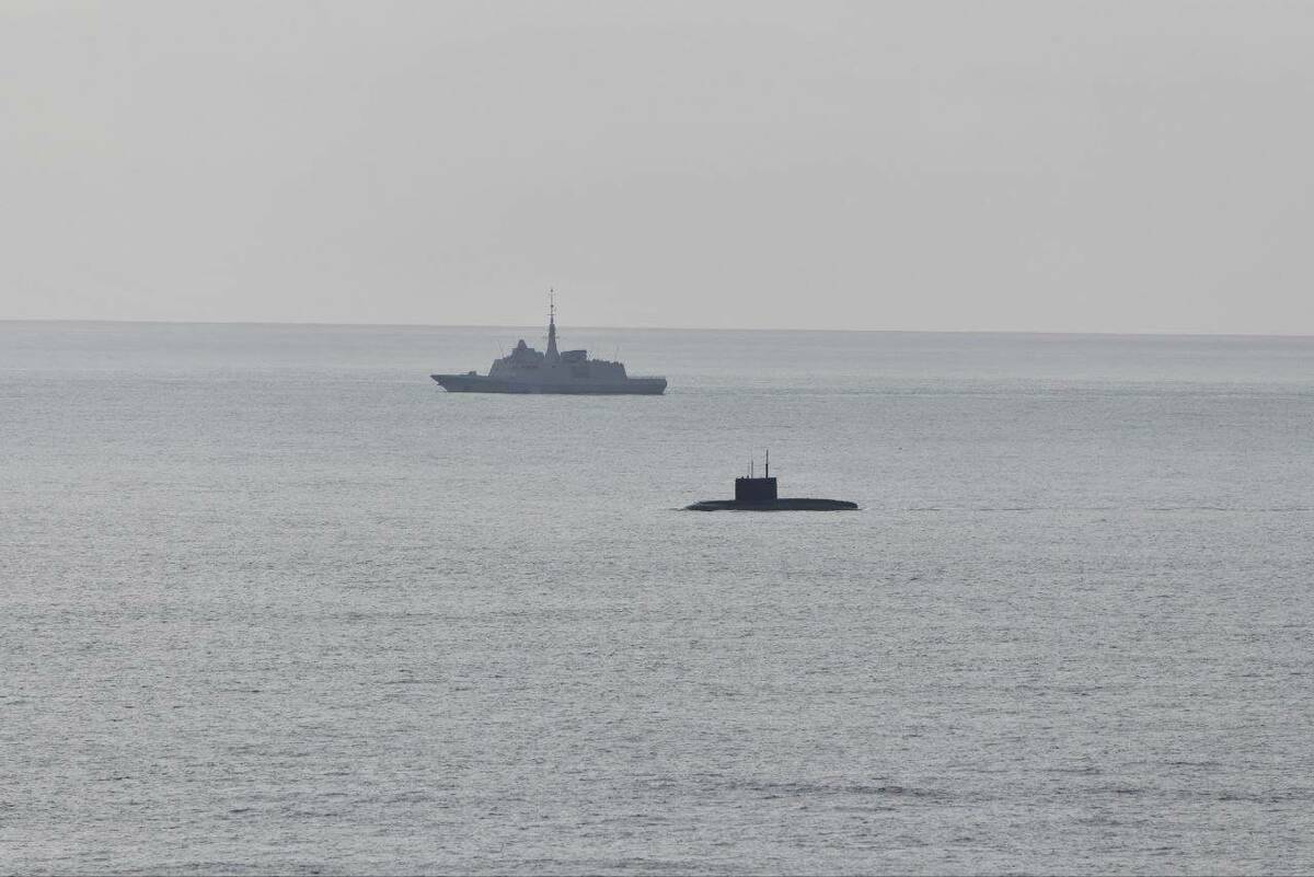 俄羅斯海軍一艘基洛級柴電潛艇B-261「新羅西斯克號」因故障被迫浮出水面。 圖：翻攝自Ｘ／@rainbow78521