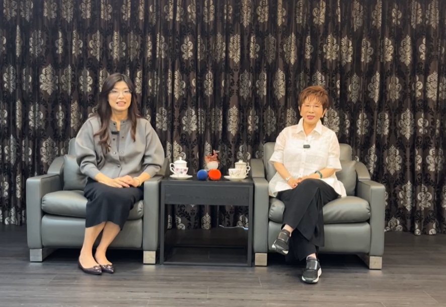 國民黨主席候選人鄭麗文拜會國民黨前主席洪秀柱。 圖：擷取自鄭麗文臉書